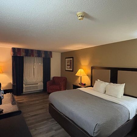 Quality Inn & Suites Woodstock Near Lake Geneva エクステリア 写真