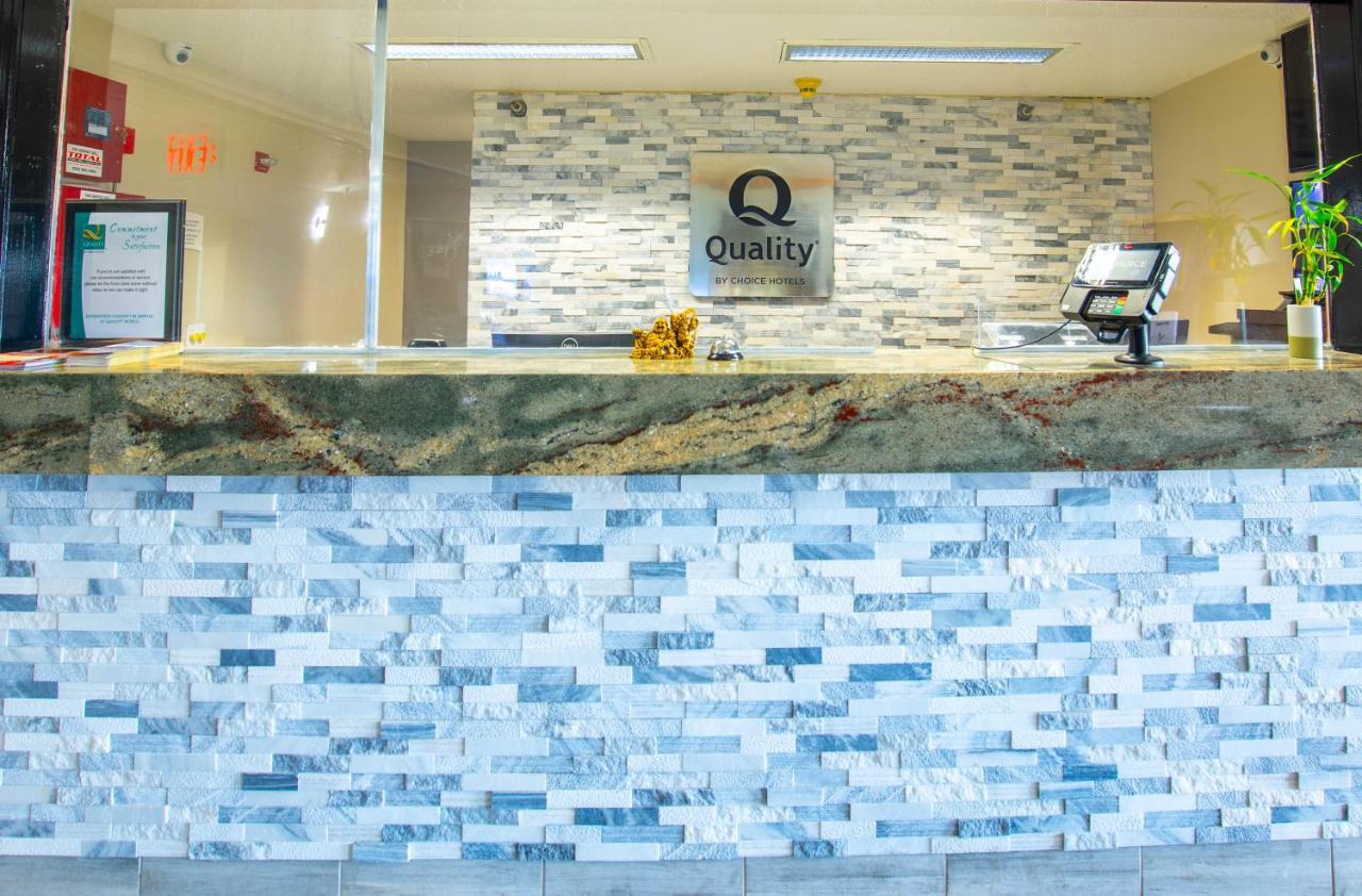 Quality Inn & Suites Woodstock Near Lake Geneva エクステリア 写真