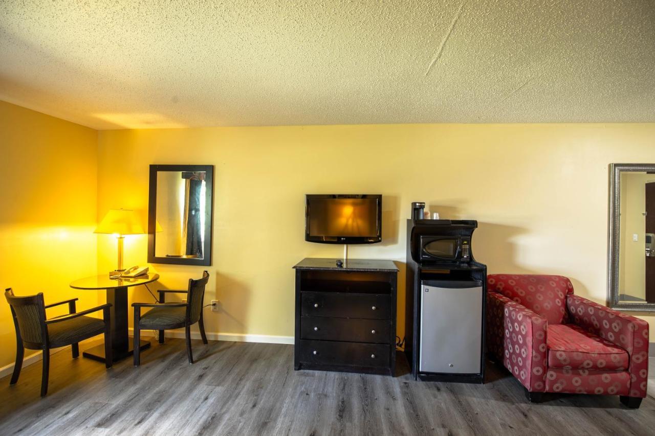 Quality Inn & Suites Woodstock Near Lake Geneva エクステリア 写真