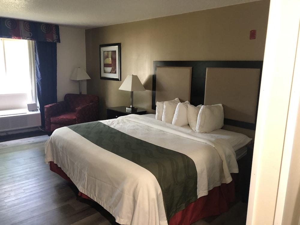 Quality Inn & Suites Woodstock Near Lake Geneva エクステリア 写真