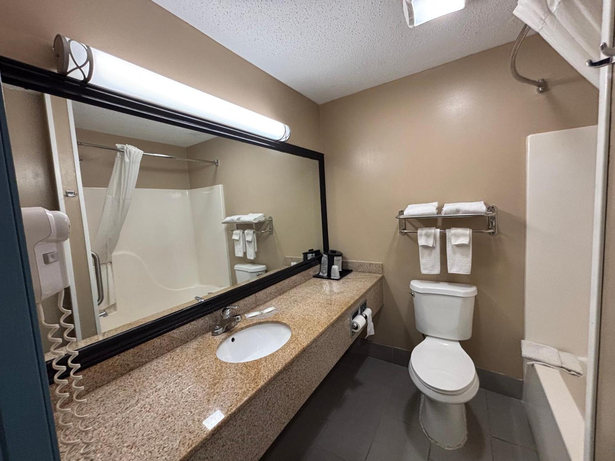 Quality Inn & Suites Woodstock Near Lake Geneva エクステリア 写真
