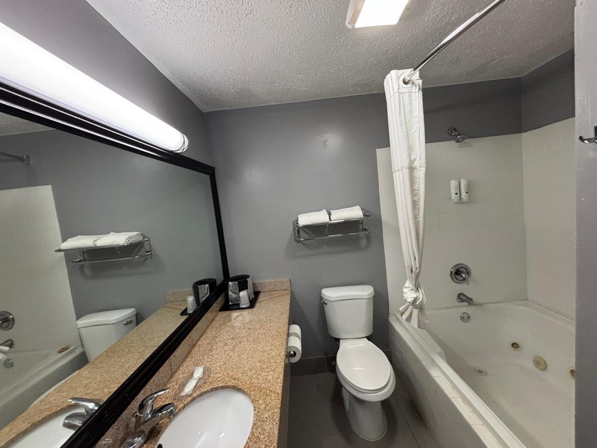 Quality Inn & Suites Woodstock Near Lake Geneva エクステリア 写真