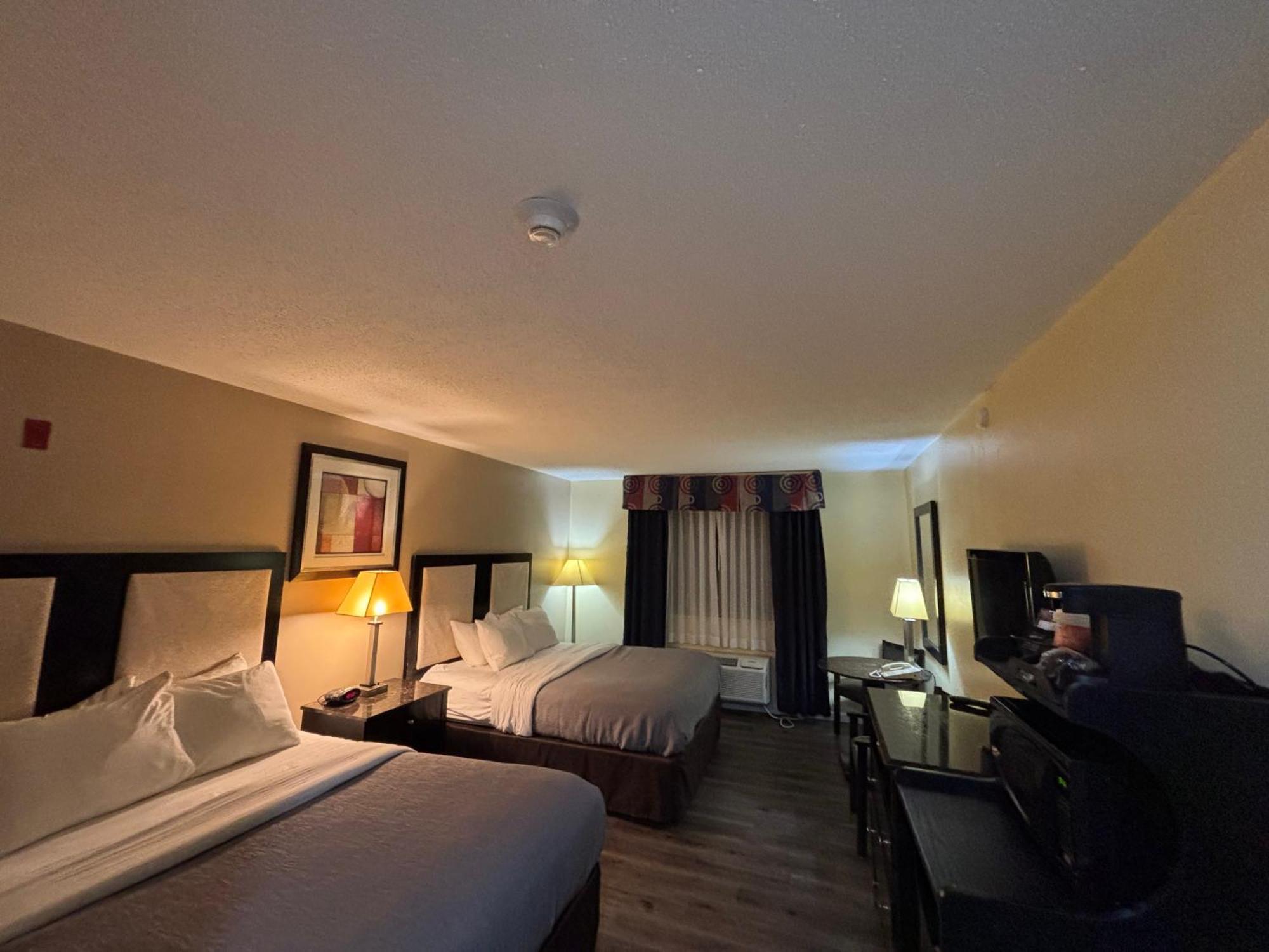 Quality Inn & Suites Woodstock Near Lake Geneva エクステリア 写真