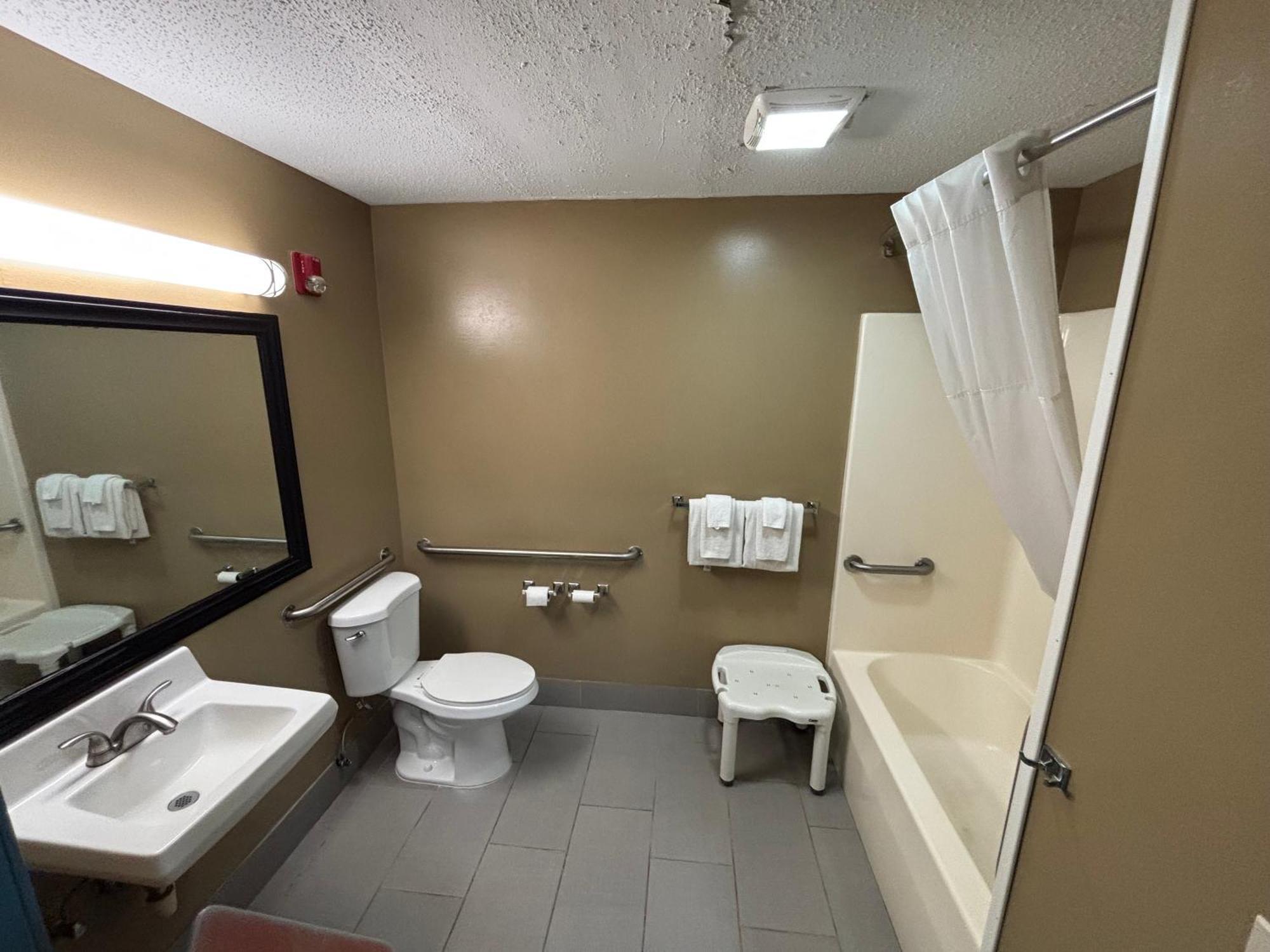 Quality Inn & Suites Woodstock Near Lake Geneva エクステリア 写真