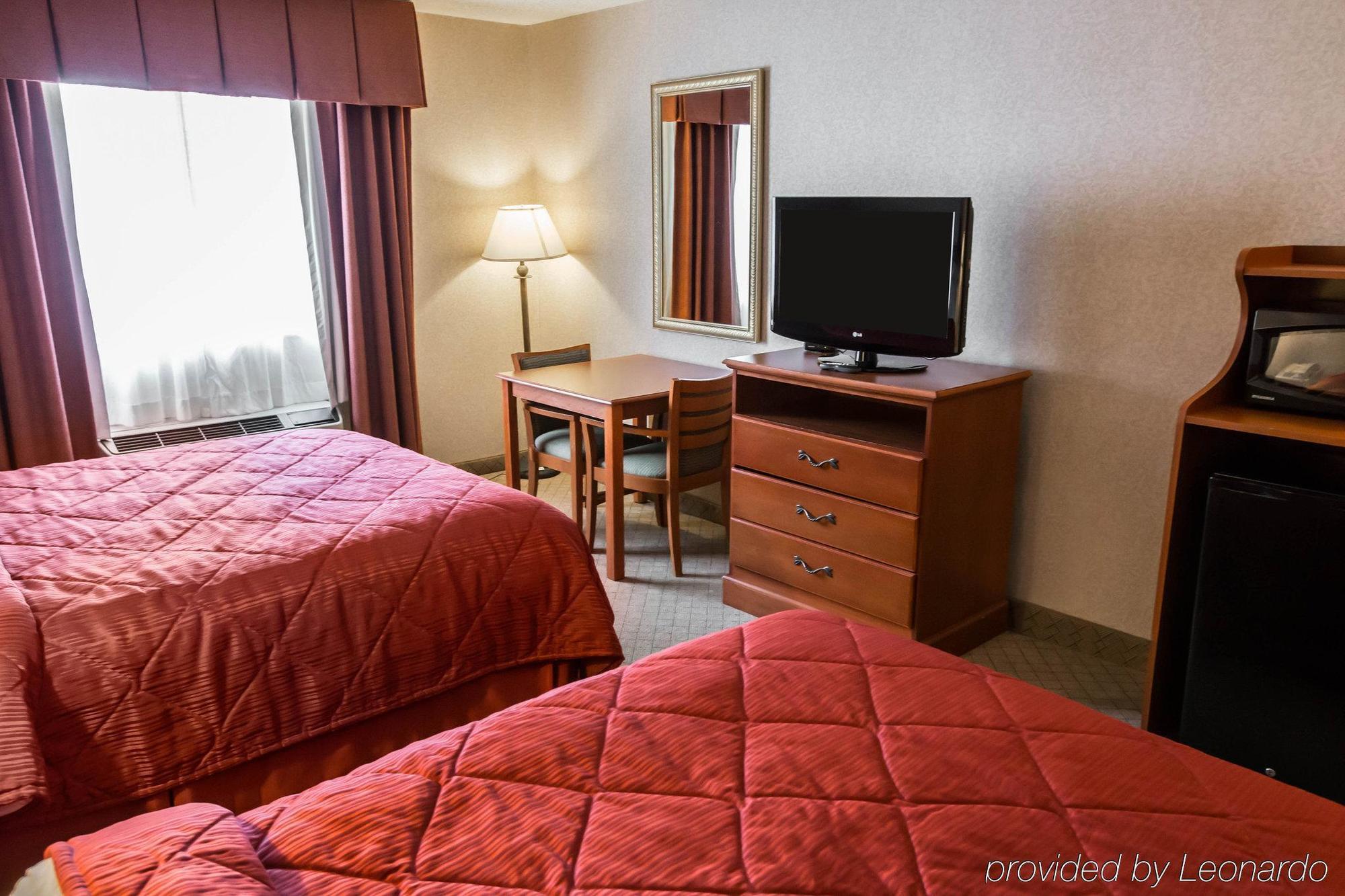 Quality Inn & Suites Woodstock Near Lake Geneva エクステリア 写真